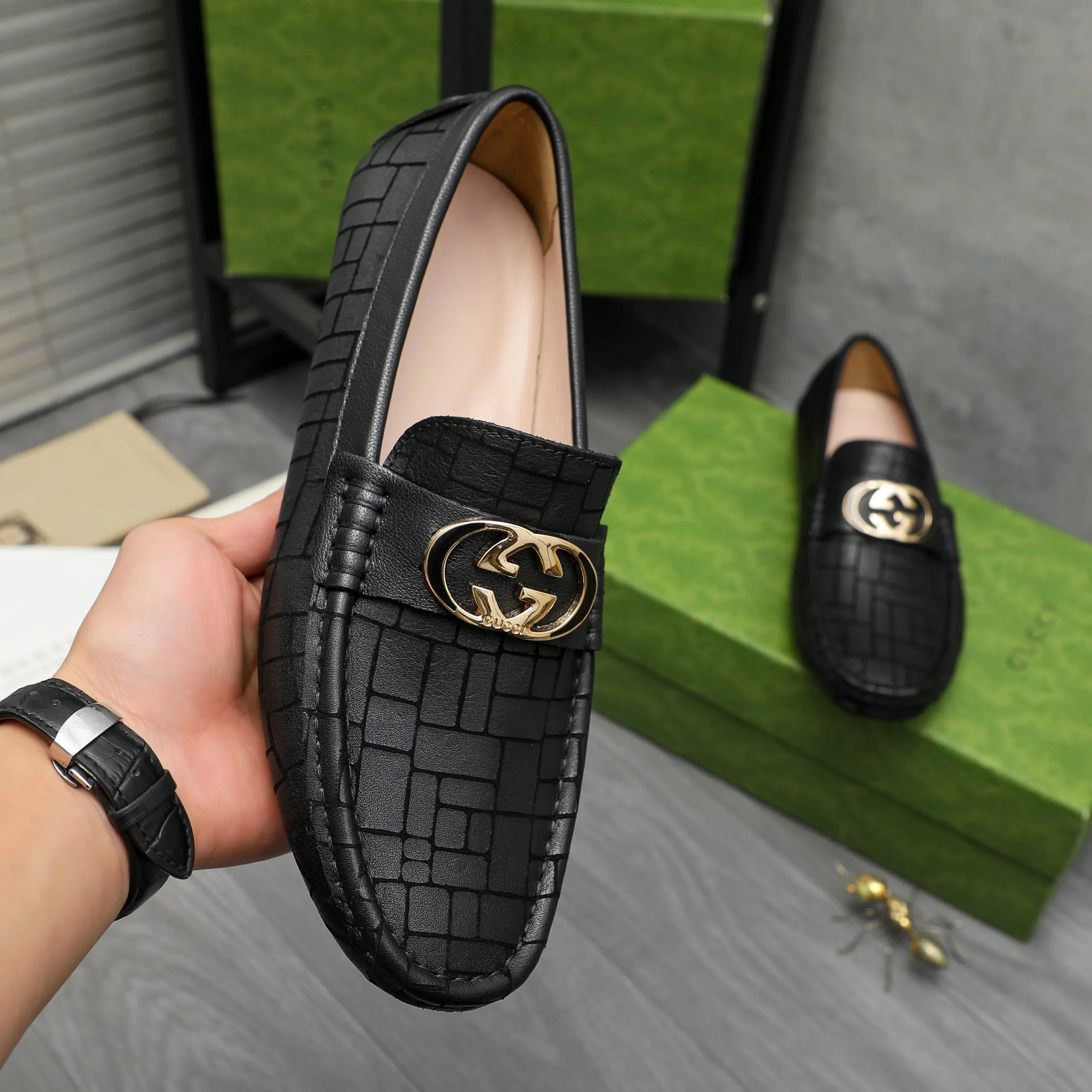 P380 Product trademark: GUCCI "Gucci" casual slip-on men's shoes Regular size: 38-45 Product material: Selected embossed stone grain cowhide upper, sheepskin lining, rubber outsole